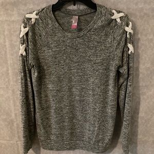 Women’s size M (7-9) Knit Top